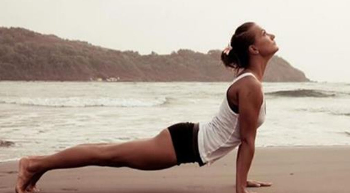 6 простых поз йоги для стройности тела.